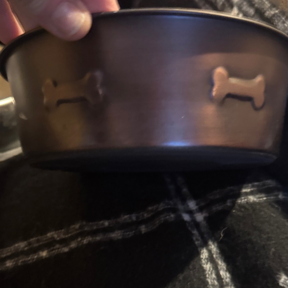 Metal dog bowls 91/2 by 7 1/4 an inch deep Round one 81/2 by 81/2  2 1/2 deep - Picture 2 of 7